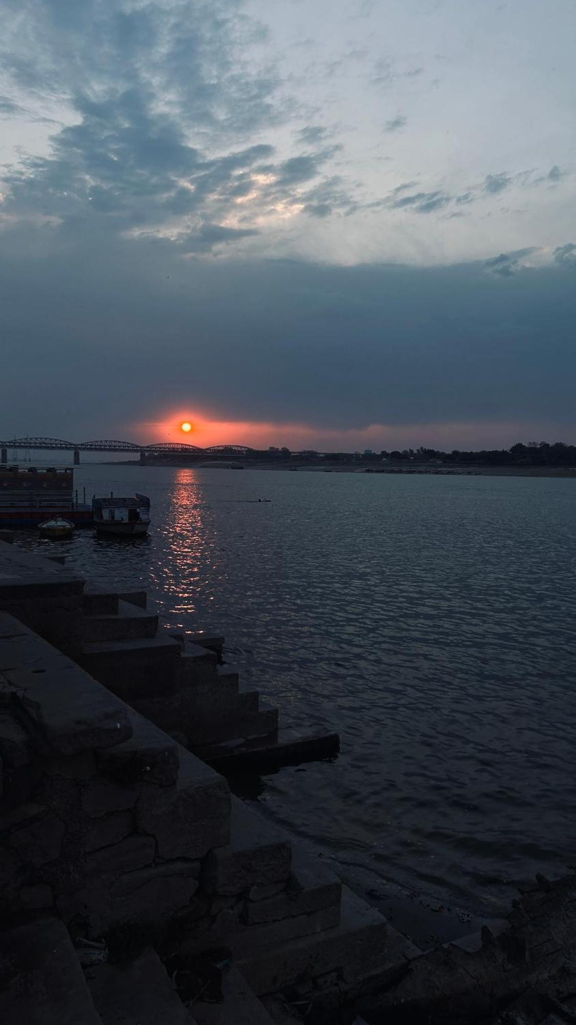 Tandon Lodge On The Ganga Ghat Homestay 바라나시 외부 사진